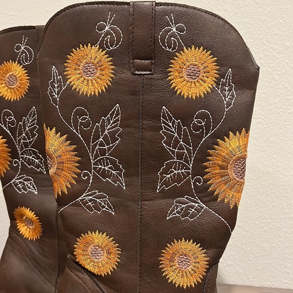 Women’s Sunflower Cowboy Boots - Picture 3 of 9